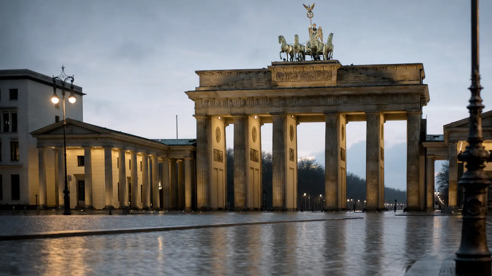 Das Brandenburger Tor zur blauen Stunde auf nassem Kopfsteinpflaster
