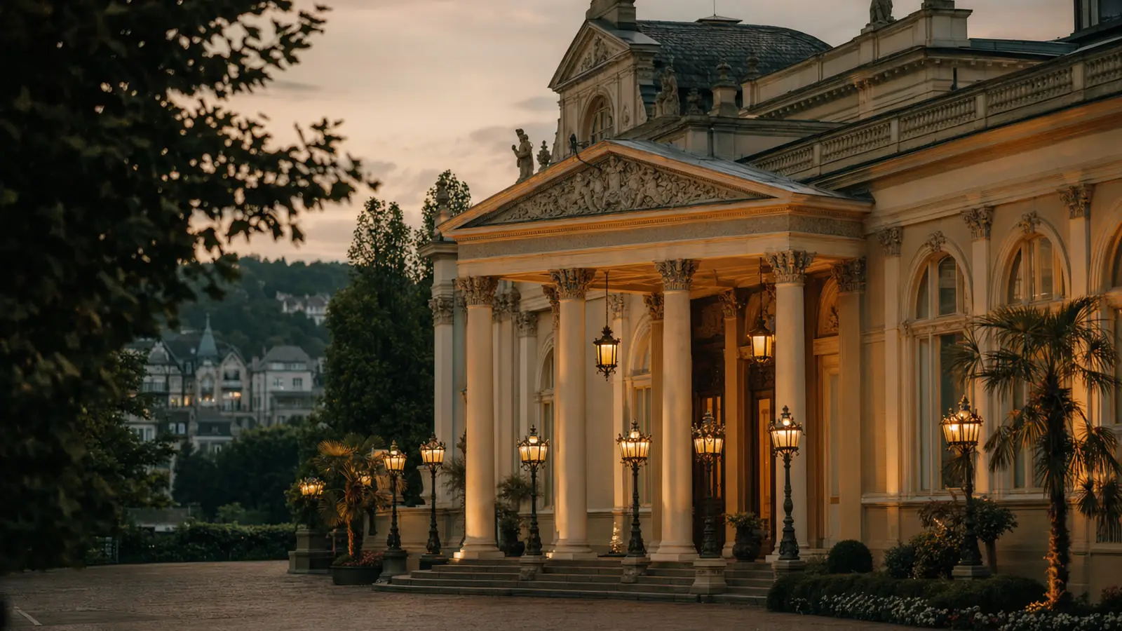 Beleuchtete Fassade eines historischen Kurhaus-Casinos in der Abendd&auml;mmerung