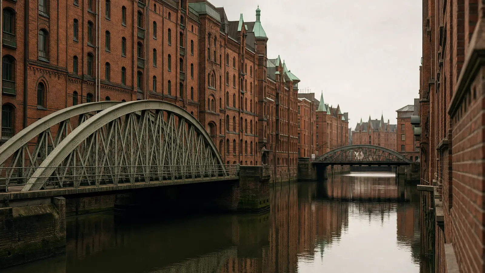 Kanal in der Hamburger Speicherstadt mit Backsteinlagerhäusern und Eisenbrücken
